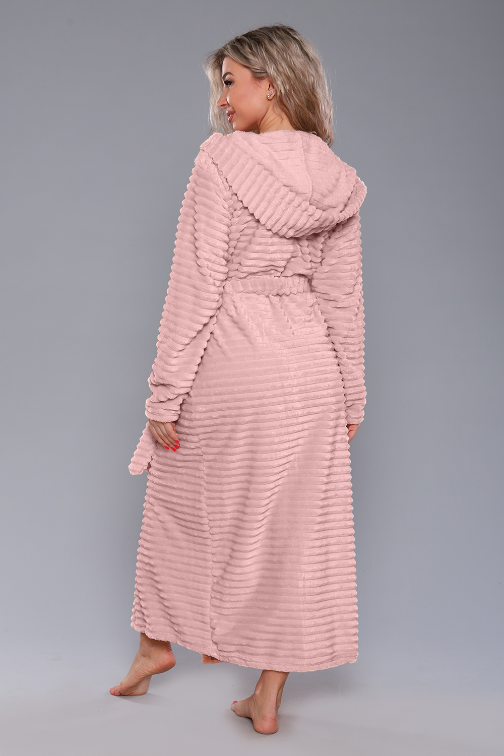 Фото товара 23290, нежный длинный махровый халат персикового цвета